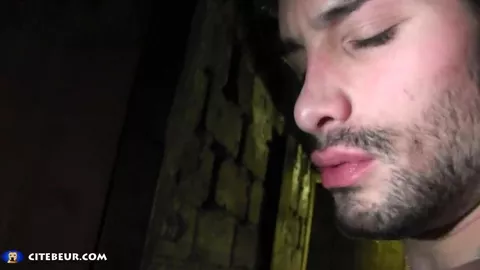 Un Espagnol en vacances se fait baiser dans une cave