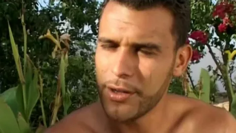 Blond caucasien tourné par deux maghrébins