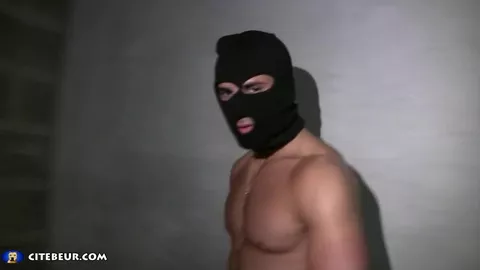 Arabe hétéro se branle en scred dans les caves