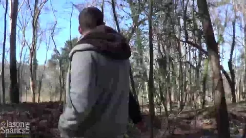 Un mâle au charme naturel et au corps sexy se fait bouffer le cul