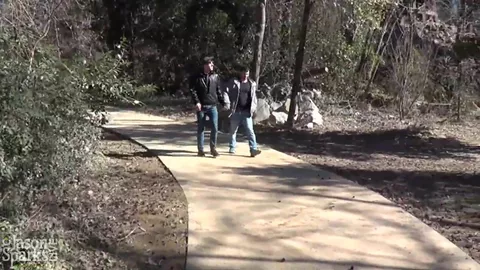 Un mâle au charme naturel et au corps sexy se fait bouffer le cul