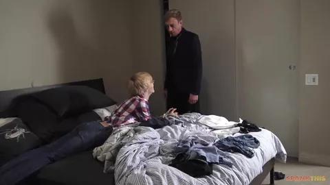 Minet biondo prende sculacciate