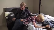 Un minet blond reçoit la fessée