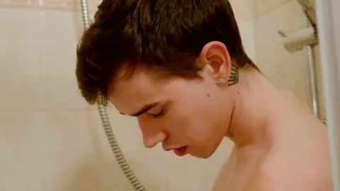 Beau gosse baisé par une crevette de 18 ans