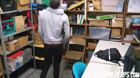 Un homme noir vole un magasin et donne son cul pour ne pas être arrêté - Bareback