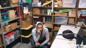 Un homme noir vole un magasin et donne son cul pour ne pas être arrêté - Bareback