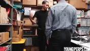 Un homme noir vole un magasin et donne son cul pour ne pas être arrêté - Bareback