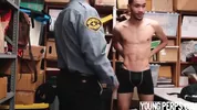 Un homme noir vole un magasin et donne son cul pour ne pas être arrêté - Bareback