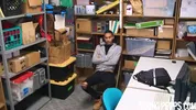 Un homme noir vole un magasin et donne son cul pour ne pas être arrêté - Bareback