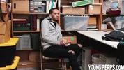 Un homme noir vole un magasin et donne son cul pour ne pas être arrêté - Bareback