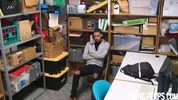 Un homme noir vole un magasin et donne son cul pour ne pas être arrêté - Bareback