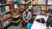Un homme noir vole un magasin et donne son cul pour ne pas être arrêté - Bareback