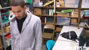 Un homme noir vole un magasin et donne son cul pour ne pas être arrêté - Bareback