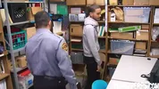 Un homme noir vole un magasin et donne son cul pour ne pas être arrêté - Bareback