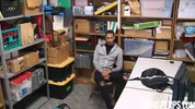 Un homme noir vole un magasin et donne son cul pour ne pas être arrêté - Bareback