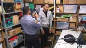 Un homme noir vole un magasin et donne son cul pour ne pas être arrêté - Bareback