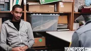 Un homme noir vole un magasin et donne son cul pour ne pas être arrêté - Bareback