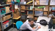 Un homme noir vole un magasin et donne son cul pour ne pas être arrêté - Bareback