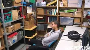 Un homme noir vole un magasin et donne son cul pour ne pas être arrêté - Bareback
