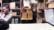 Un homme noir vole un magasin et donne son cul pour ne pas être arrêté - Bareback
