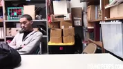 Un homme noir vole un magasin et donne son cul pour ne pas être arrêté - Bareback