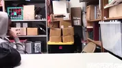 Un homme noir vole un magasin et donne son cul pour ne pas être arrêté - Bareback
