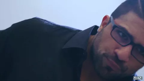 Ass Controller 3 : Plug anal durant un repas entre amis