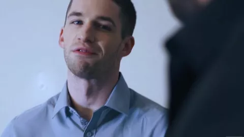 Ass Controller 3 : Plug anal durant un repas entre amis