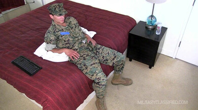 Soldato etero sperimenta il sesso a dorso nudo