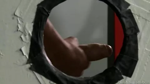 Plan suce glory hole dans les toilettes publiques