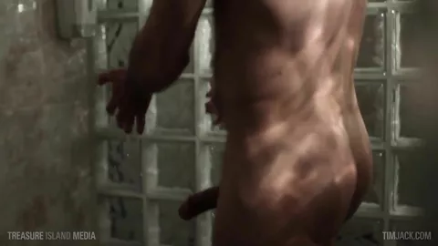 Un quinquagénaire se masturbe sous la douche