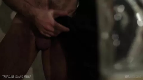 Un quinquagénaire se masturbe sous la douche