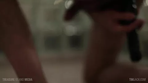 Un quinquagénaire se masturbe sous la douche