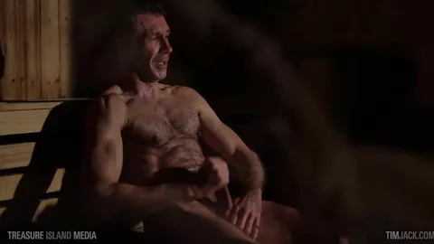 Un quinquagénaire se masturbe sous la douche