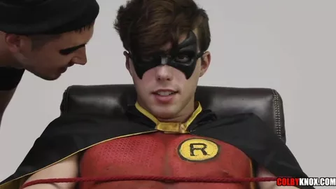 Robin se fait enculer par Batman