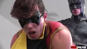Robin se fait enculer par Batman