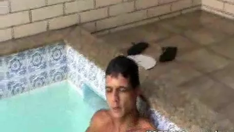 Sexy Brasilianer wichst nach dem Bad