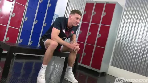 Damien Ryder se pajea en los vestuarios