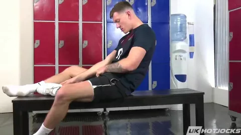 Damien Ryder wichst in der Umkleide