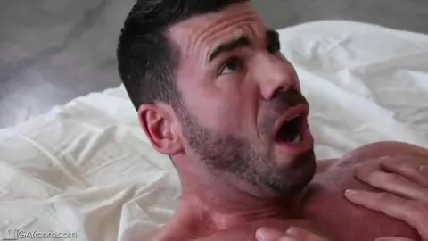 Daddy masseur baise son client