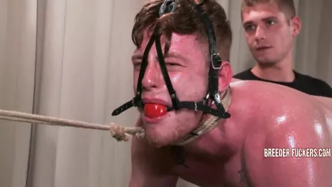 Si prende una barra nel culo