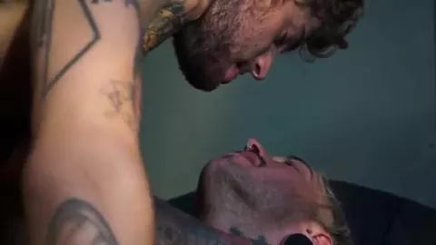 Le mec idéal rencontré dans une backroom : Justin Brody & Viktor Belmont