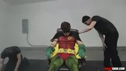 Parodie porno gay de Batman : Robin pris en otage par deux malfrats
