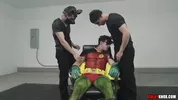 Parodie porno gay de Batman : Robin pris en otage par deux malfrats