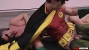 Parodie porno gay de Batman : Robin pris en otage par deux malfrats