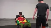 Parodie porno gay de Batman : Robin pris en otage par deux malfrats