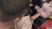 Parodie porno gay de Batman : Robin pris en otage par deux malfrats