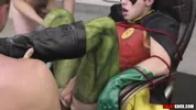 Parodie porno gay de Batman : Robin pris en otage par deux malfrats
