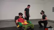 Parodie porno gay de Batman : Robin pris en otage par deux malfrats