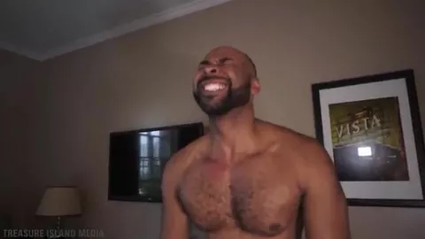 Vaurien se fait démonter le fion par un black à grosse bite